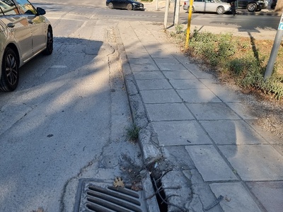 Επικίνδυνο πεζοδρόμιο ,Αδριανουπόλεως με Μητροπολιτου Κυδωνιων στο φανάρι