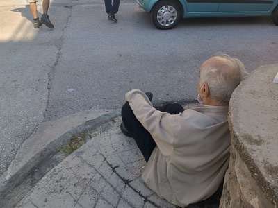 Επικινδυνότητα διασταύρωσης,  ανυπαρξία πεζοδρομίου λάθος θέση κάδων   Φλέμινγκ με Παρασκευοπούλου