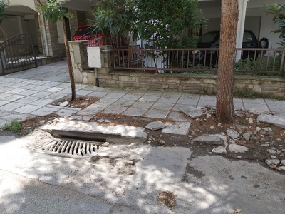 Κατεστραμένο πεζοδρόμιο. Κίνδυνος ατυχήματος  Καλύμνου και Ρόδου