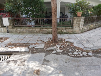 Κατεστραμένο πεζοδρόμιο. Κίνδυνος ατυχήματος  Καλύμνου και Ρόδου