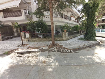 Κατεστραμένο πεζοδρόμιο. Κίνδυνος ατυχήματος  Καλύμνου και Ρόδου