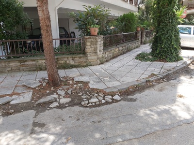 Κατεστραμένο πεζοδρόμιο. Κίνδυνος ατυχήματος  Καλύμνου και Ρόδου