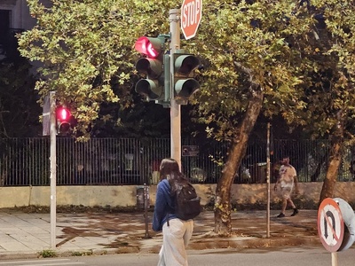 καμενος σηματοδότης  Μητροπολίτου Γρηγορίου Κυδωνιών