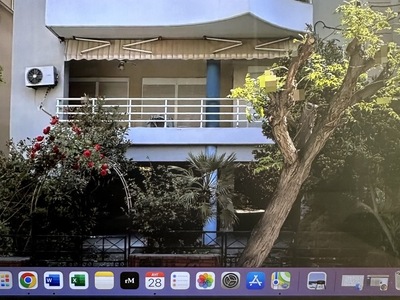 Δεντρο που γερνει κι ενοχλει στην εισοδο πυλωτης οικοδομης Εράτυρας 3