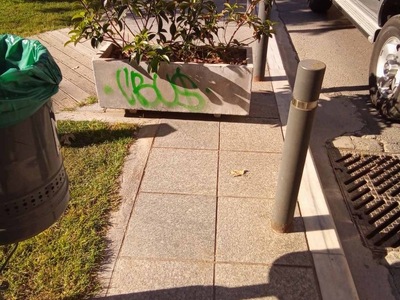 Ζαρτινιέρα επι του πεζοδρομίου 	Μεταμορφωσεως