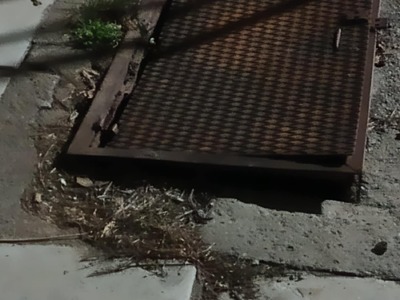 καπακι μεταλικο μεγαλο πεζοδρομιου εξω απο δημοτικο σχολειο  σαπισε-εσπασε και υποχωρει  επικινδυνο για τα παιδια