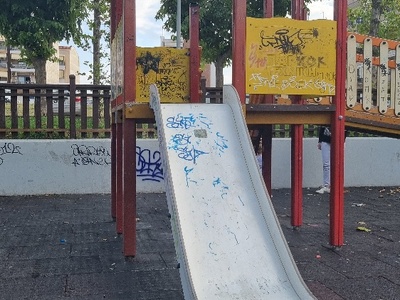 Λείπει κάγκελο στη τσουλίθρα  Παπατσεχιλίδη Βενιζέλου