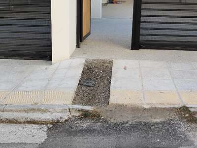 Πεζοδρόμιο κατεστραμμένο Άρη Βελουχιώτη