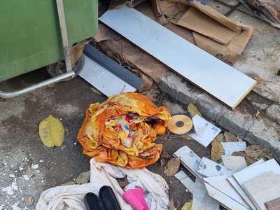 Βουνό απο παλιά αντικείμενα Αργοναυτών & Μητροπολίτου Καλλίδου