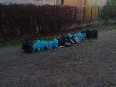 Μπάζα σε χώρο πρασίνου δίπλα σε σχολειο 	Εφέσου