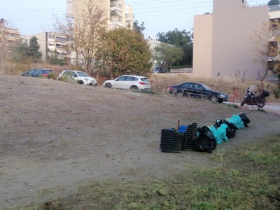 Μπάζα σε χώρο πρασίνου δίπλα σε σχολειο 	Εφέσου