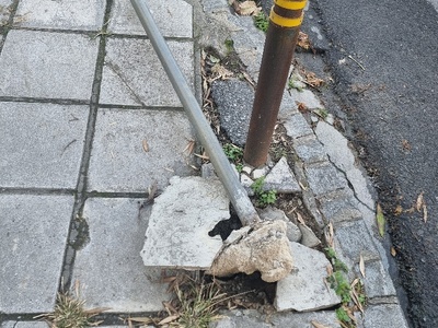 Πεσμενη πινακιδα  Αργυρούπολης και Καλιδου γωνία