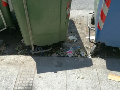 Καθαριότητα περιμετρικά των κάδων