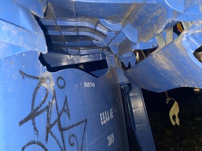 Σπασμένος κάδος ανακύκλωσης 	Πέτρου Λεβαντή