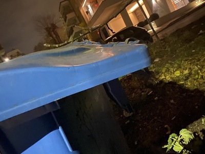 Σπασμένος κάδος ανακύκλωσης 	Πέτρου Λεβαντή