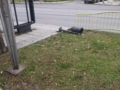 Σπασμένος κάδος δίπλα από τη στάση Πρόνοια