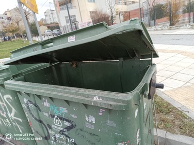 Σπασμένοι κάδοι απορριμμάτων κ έλλειψη κάδου ανακύκλωσης  Ιεροψαλτών Θεόφιλου κ Παντελή