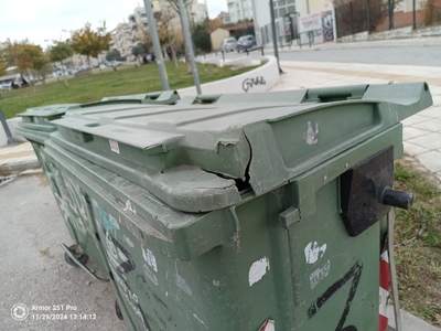 Σπασμένοι κάδοι απορριμμάτων κ έλλειψη κάδου ανακύκλωσης  Ιεροψαλτών Θεόφιλου κ Παντελή