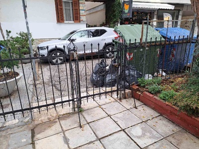 Σκουπίδια  εξω απο τον κάδο  	Κωφίδου