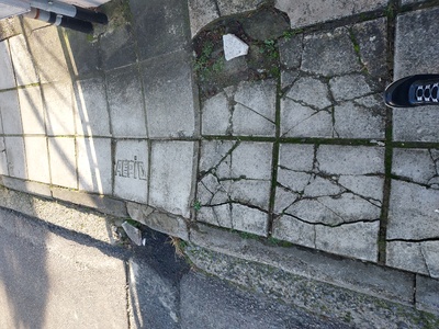 Σπασμένες πλάκες πεζοδρομίου Παπατσεχιλιδη , από Καραμανλή μέχρι Αιγυπτιαδη