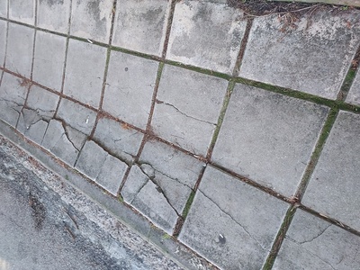 Σπασμένες πλάκες πεζοδρομίου Παπατσεχιλιδη , από Καραμανλή μέχρι Αιγυπτιαδη