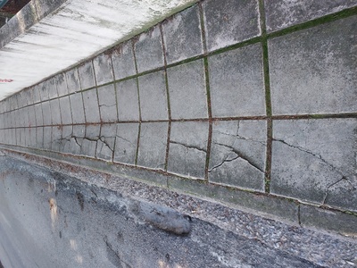 Σπασμένες πλάκες πεζοδρομίου Παπατσεχιλιδη , από Καραμανλή μέχρι Αιγυπτιαδη