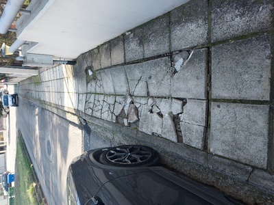 Σπασμένες πλάκες πεζοδρομίου Παπατσεχιλιδη , από Καραμανλή μέχρι Αιγυπτιαδη