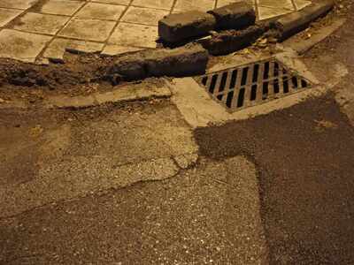 Ακρο πεζοδρομιου τσιμεντενιο κατεστραμενο και πεταμενο πανω στ πεζοδρομιο Κων/νου Καραμανλή