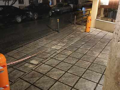 Αλυσιδα  εξω απο εκκλησια  αγιου νικολαου  επικινδυνη για πεζους-πιστους Μακροχωρίου