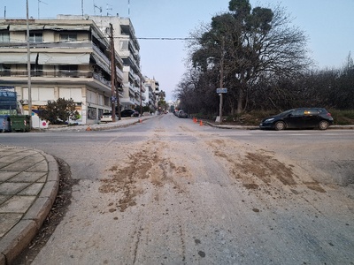 Χαλίκια και λάσπες στο οδόστρωμα   κατασκευή του Καταφυγίου των Ψαράδων στην Παραλία της Αρετσούς