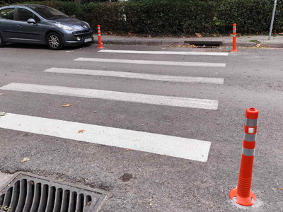 Κολωνάκια σήμανσης σε διάβαση πεζών  Παπακυρίτση