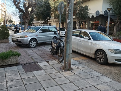 Πάρκινγκ πεζόδρομου Κομνηνών