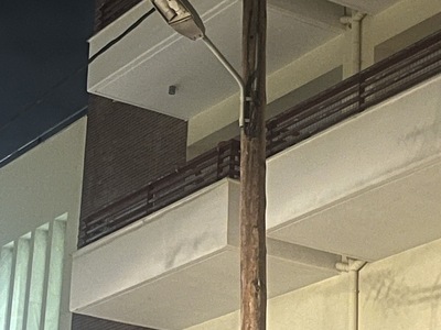 Καμένη λάμπα σε κολώνα της Δ.Ε.Η.