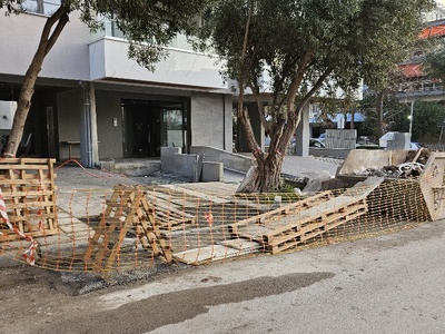 Παράνομη δέσμευση πεζοδρομίου για είσοδο Pilotis Κύπρου με Πάτμου