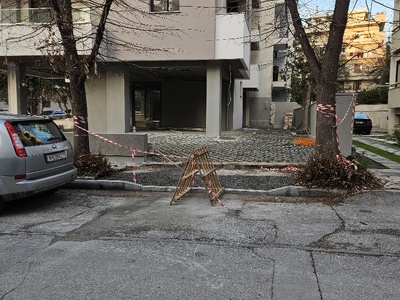 Παράνομη δέσμευση πεζοδρομίου για είσοδο Pilotis Κύπρου με Πάτμου