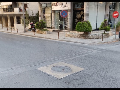 επικίνδυνο καπάκι στον δρόμο  Αδαμάντιου Κοραή