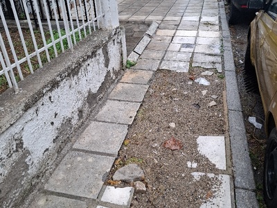 αντικατάσταση πλακών πεζοδρομίου  	Πολυβίου
