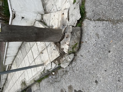 Σπασμένη γωνία πεζοδρομίου    Καραντζά με Μοσχοπόλεως γωνία