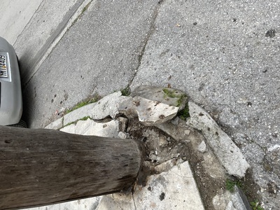 Σπασμένη γωνία πεζοδρομίου    Καραντζά με Μοσχοπόλεως γωνία