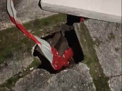 Σπασμένη πλάκα πεζοδρομίου Χάλκης