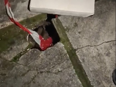 Σπασμένη πλάκα πεζοδρομίου Χάλκης