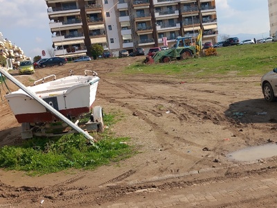 εκσκαφέας και βάρκα άνωθεν πάρκου Παπανδρέου