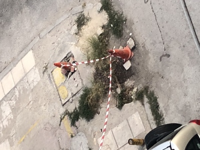 Πρόβλημα στο πεζόδρομιο 