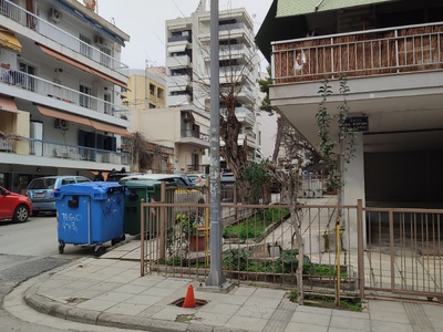 ΣΠΑΣΜΕΝΟ  ΚΑΠΑΚΙ  ΦΡΕΑΤΙΟΥ ΔΙΠΛΑ ΣΤΗΝ ΚΟΛΟΝΑ ΦΩΤΙΣΜΟΥ ΣΤΗΝ  ΑΔΑΜΑΝΤΙΟΥ ΚΟΡΑΗ  ΜΕ ΕΥΕΛΠΙΔΟΥ