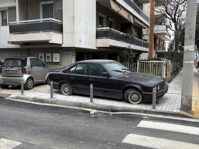 σαραβαλο πανω στο καινουργιο πεζοδρομιο!!!  Κούσκουρα με Αργοναυτών