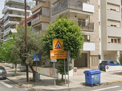 να φύγει η ταμπέλα του μετρο  Αργοναυτών με Καραολή