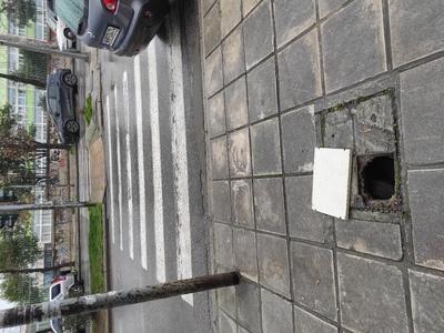 Σπασμένο καπάκι - πεζοδρόμιο  Χηλής