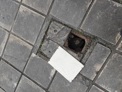 Σπασμένο καπάκι - πεζοδρόμιο  Χηλής