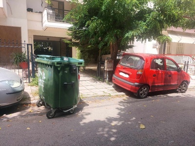 Κάδος σε είσοδο έξοδο pilotis  Σάντας