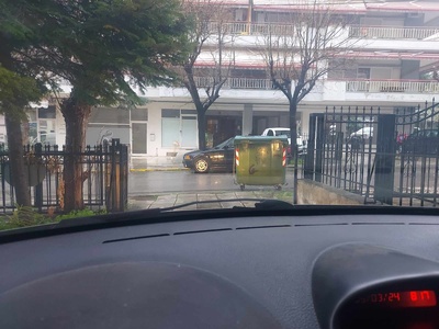 Κάδος σε είσοδο έξοδο pilotis  Σάντας